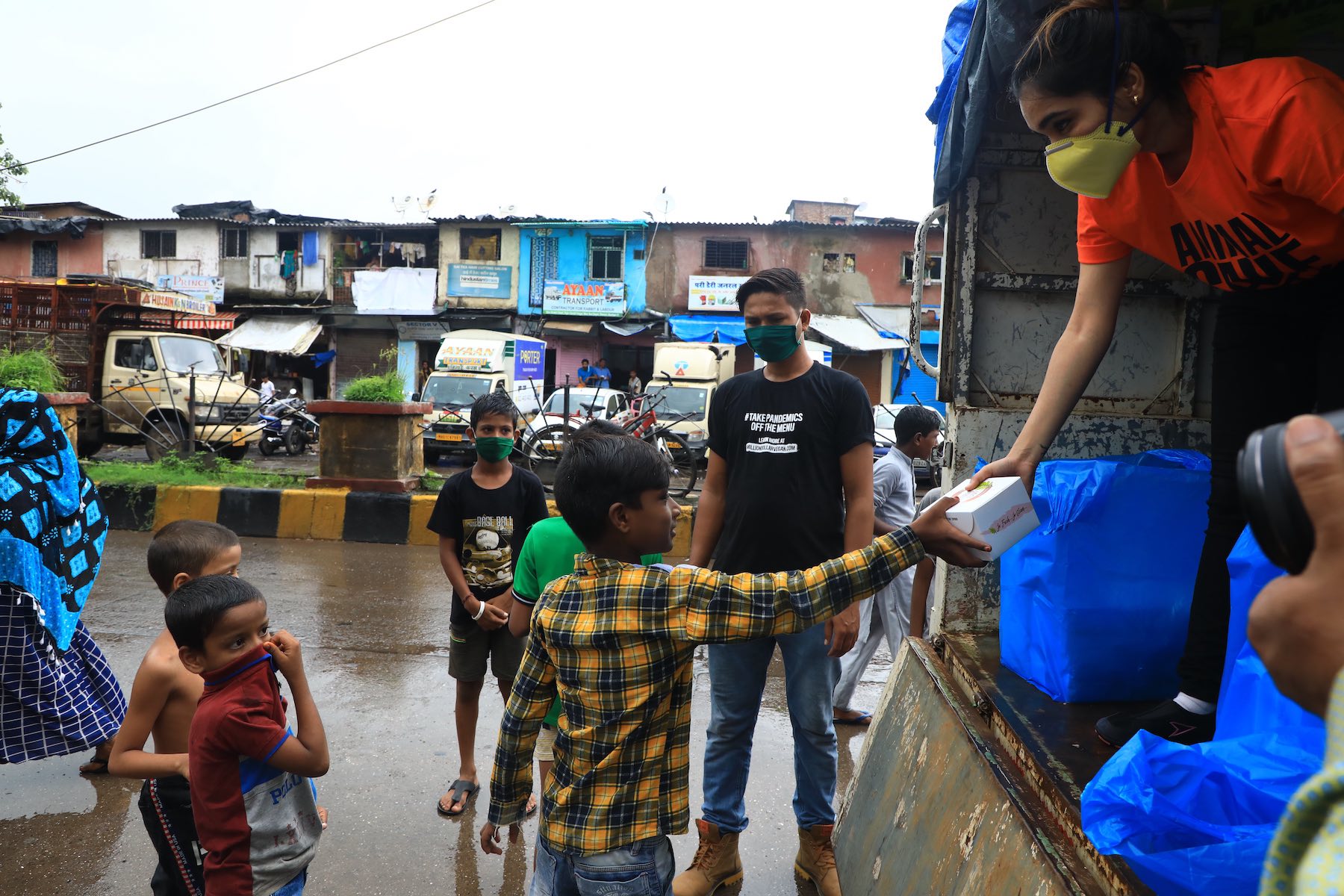Vegan food aid for the Dharavi slums in Mumbai